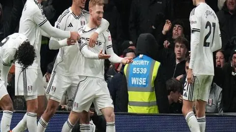 “湖人再传捷报！近15战豪取9胜，巅峰对决湖人迎战老鹰，激情盛宴即将开启！”