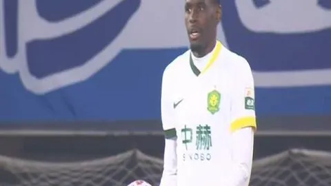 韩梅在亚冬会速度滑冰女子1000米项目中荣获金牌